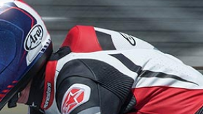 Close up of a biker wearing a spine protector / Gros plan d'un motard portant un protecteur de colonne vertébrale