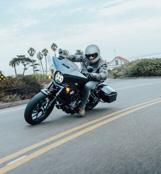 A rider on a Honda motorcycle/Un cavalier sur une moto Honda